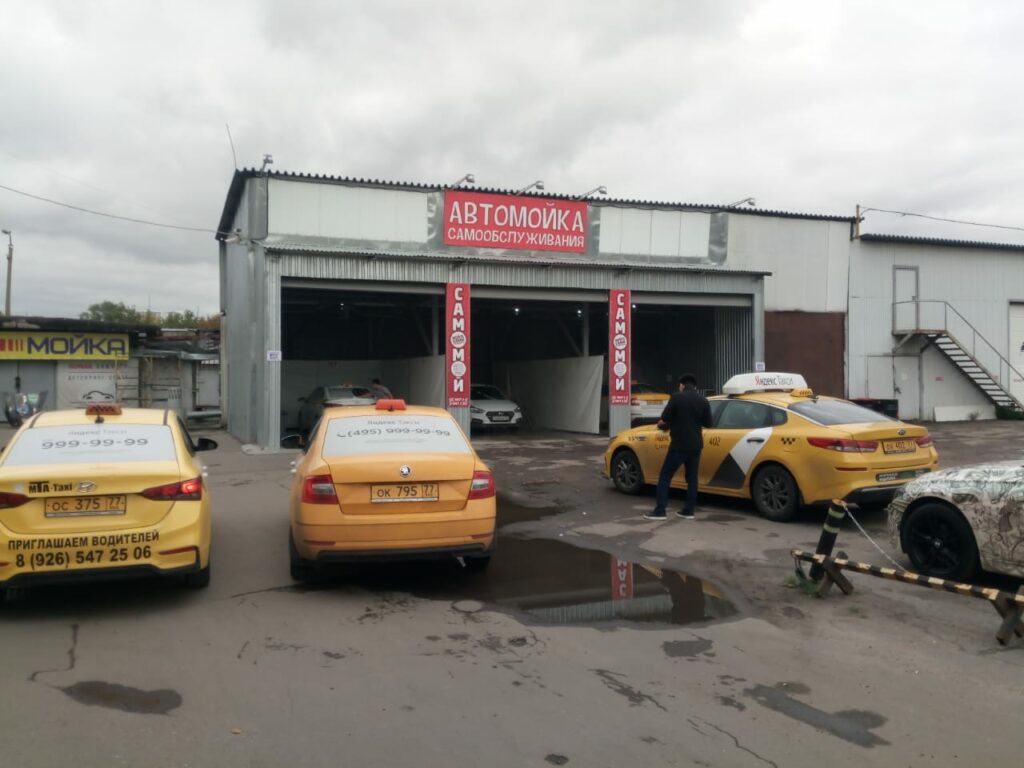 Очередь в шеренгу в Москва-Сити